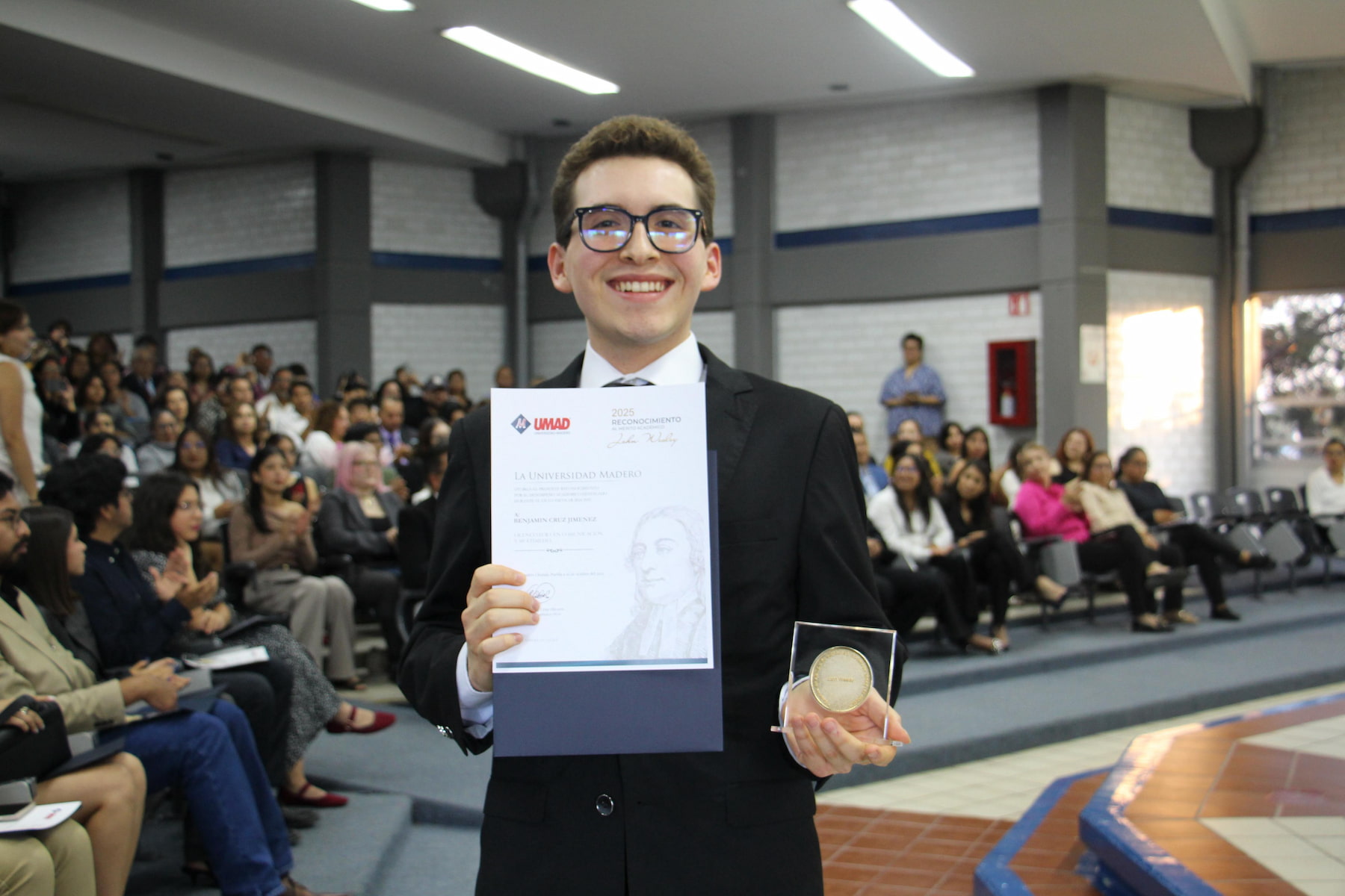 Benjamín Cruz, alumno de quinto semestre de Comunicación y multimedia recibiendo su Medalla John Wesley.