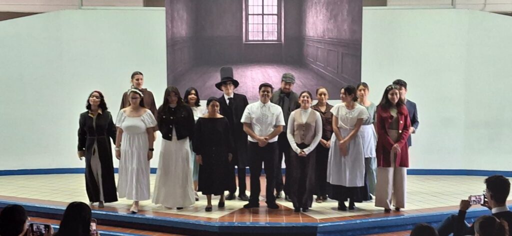 Fotografía tomada por el Director de la Obra, muestra al elenco agradeciendo al público