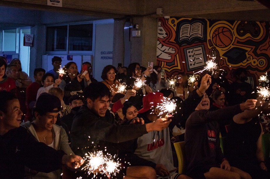 Encendido del Árbol Navideño UMAD reúne a la comunidad en una celebración llena de esperanza.