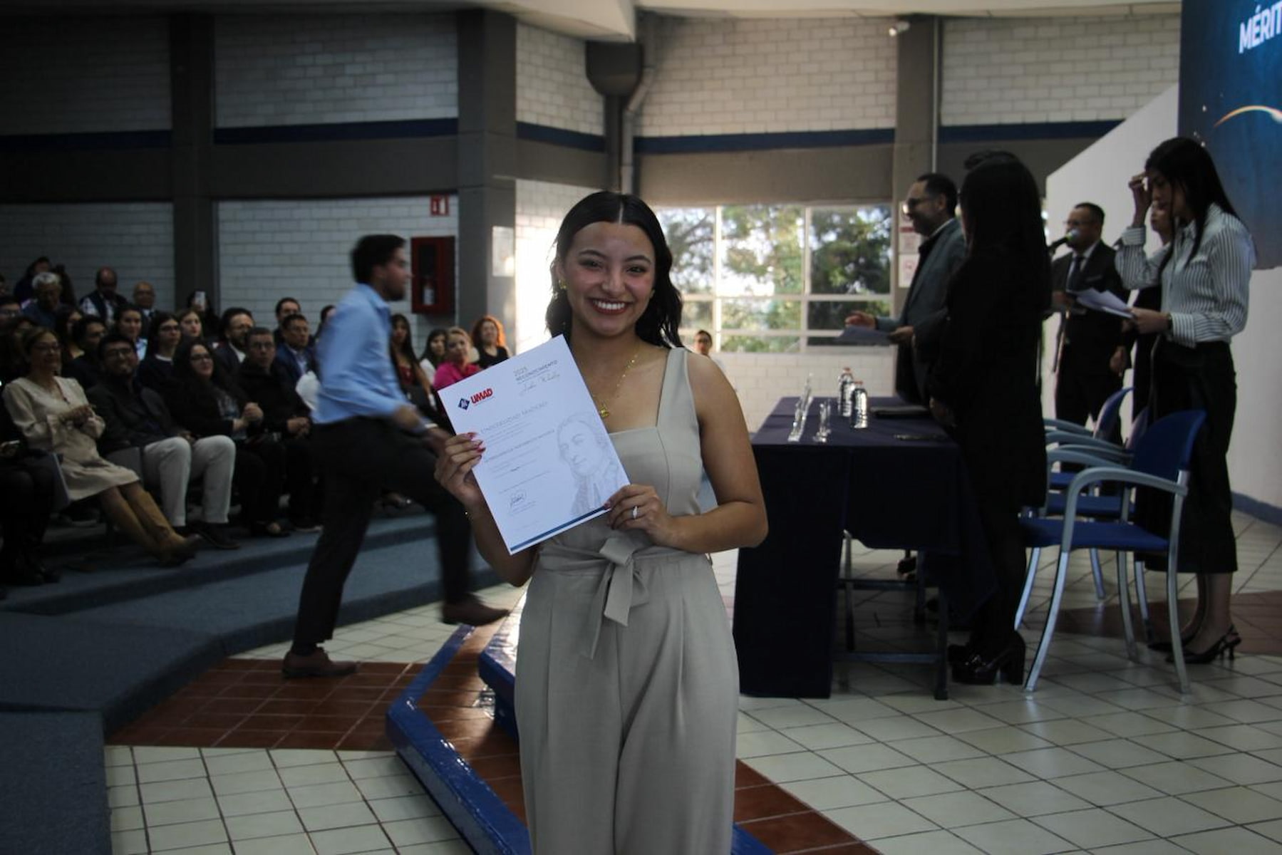 Estudiante recibiendo un reconocimiento al mérito academico