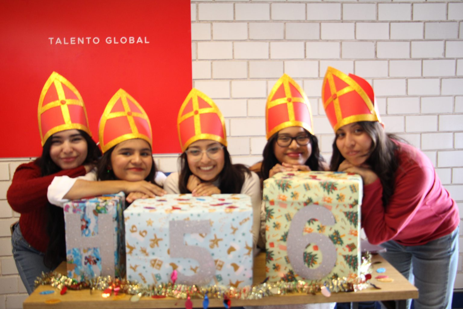 Exposición Adventskalender 2025 llenó de creatividad la UMAD